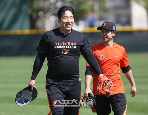 훈련 마친 김현수, 밝게 웃으며 \'내일을 향해~\'