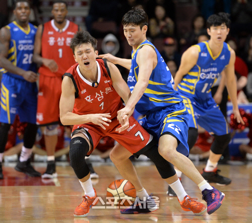박찬희 파울로 저지하는 이동엽, 공치다가 손까지[SS포토]
