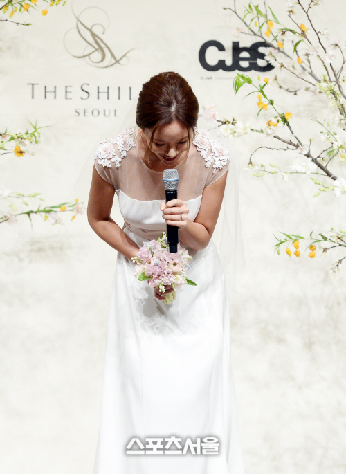 [SS포토]결혼 인사하는 황정음, '축하해주셔서 감사합니다!'