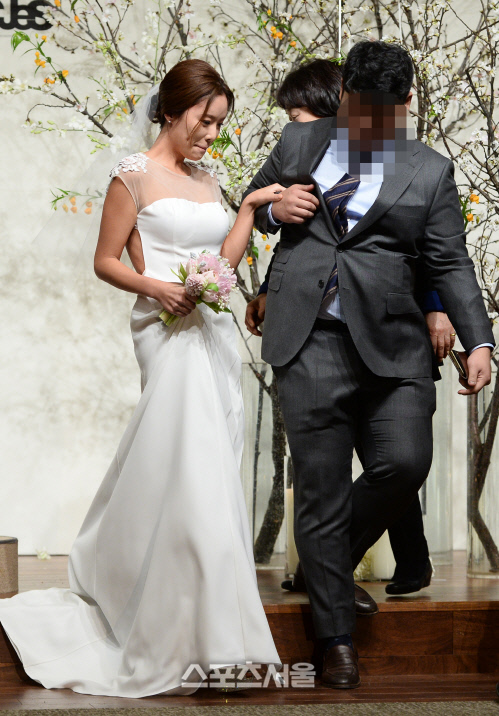 [SS포토]배우 황정음, 떨리는 마음으로 결혼식장으로...