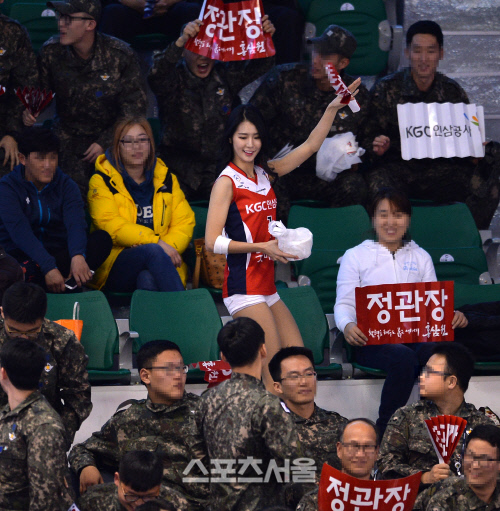 선물 나눠주는 박기량,오늘은 내가 산타 [SS포토]