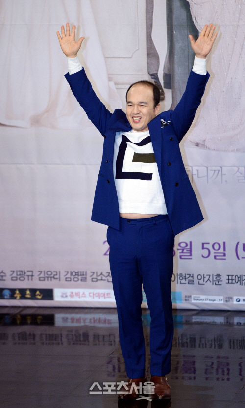 [SS포토] 김광규, \'결혼계약\' 만세~