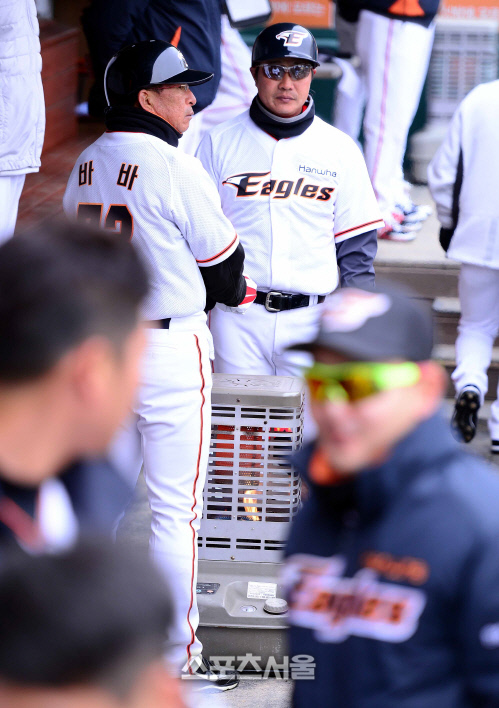[SS포토]꽃샘추위가 닥친 한화 덕아웃, \'난로옆이 최고야~\'
