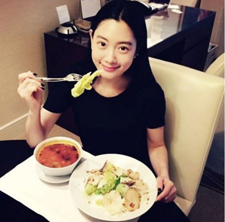 클라라, 꾸준한 SNS 활동 눈길…'복귀 부활탄 발사'?