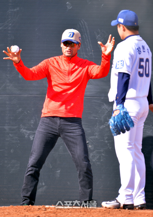 인스트럭터 박찬호, 장현식에 한수지도 [SS포토]