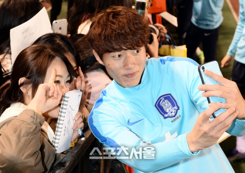 [SS포토]팬들과 셀카 찍는 황의조, 눈을 크게 뜨고!