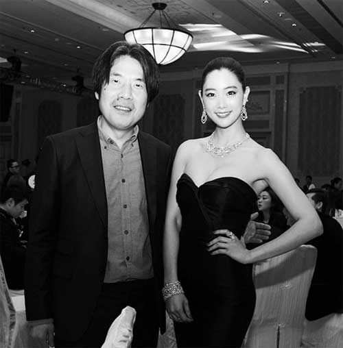 [★SNS] 클라라, 오달수 옆에서 미스코리아 포즈 '풍만한 볼륨감에 눈길'