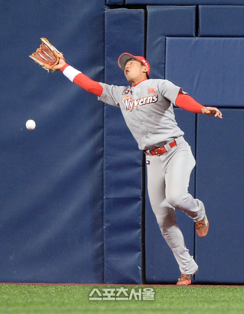 [SS포토]SK 이명기, 잡는 줄 알았는데...