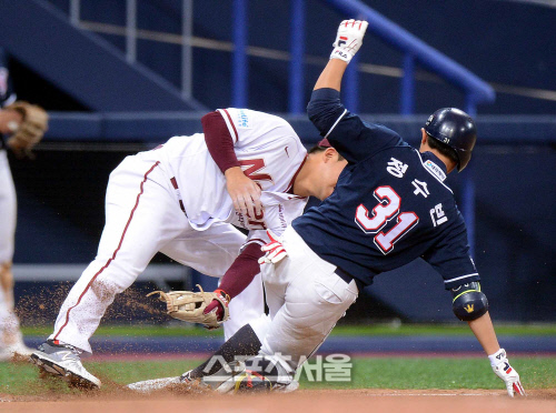 [SS포토]빠른발로 3루타를 만드는 정수빈, \'슬라이딩은 유연하게~\'