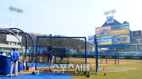 [SS포토] 라이온즈파크, 전광판에 비친 훈련 모습