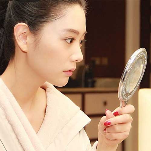 클라라, 미녀는 거울을 좋아해? '옆라인 마저 섹시한 그녀'