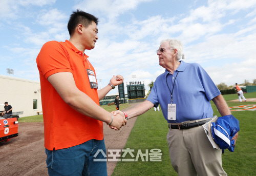 최희섭과 피터 개몬스, \'반갑습니다\'