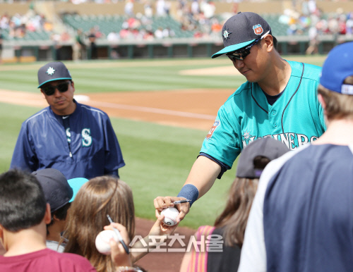 \'친절한 이대호\'...\'사인, 얼마든지~\'