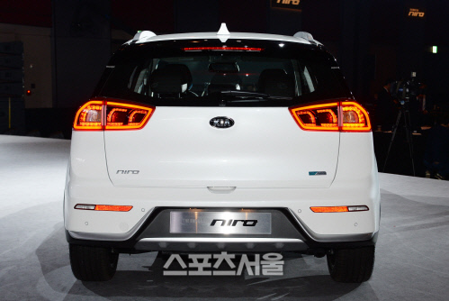 [SS포토]기아차 소형 하이브리드 SUV \'니로\'의 뒷모습