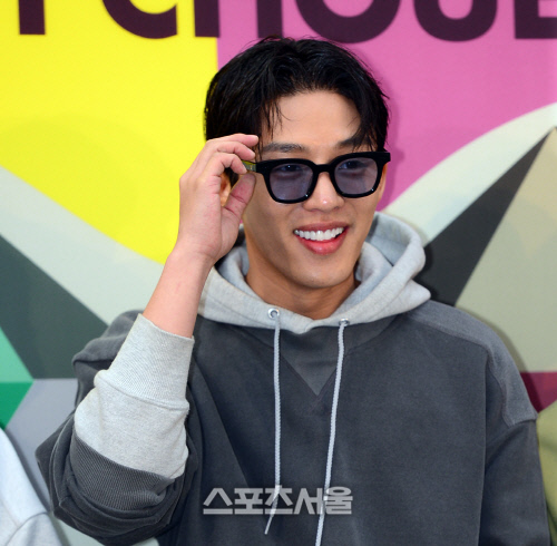 [SS포토] 유아인, 선글라스로 색다른 분위기