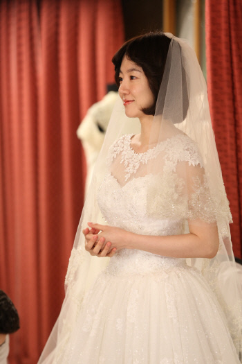 "웨딩드레스는 언제나 옳다"...임수정, 시간을 뛰어넘은 동안미모