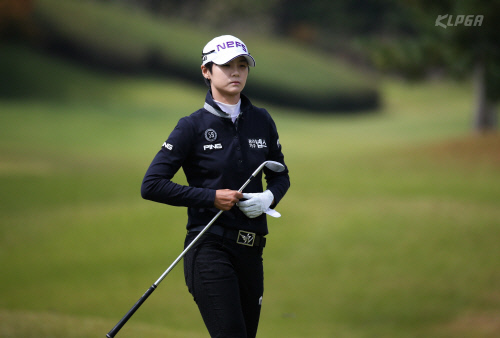 박성현 4번홀 그린으로 이동하고 있다