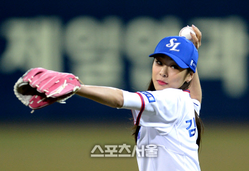 [SS포토]김연아 시구, 핑크 립스틱에 핑크 글러브