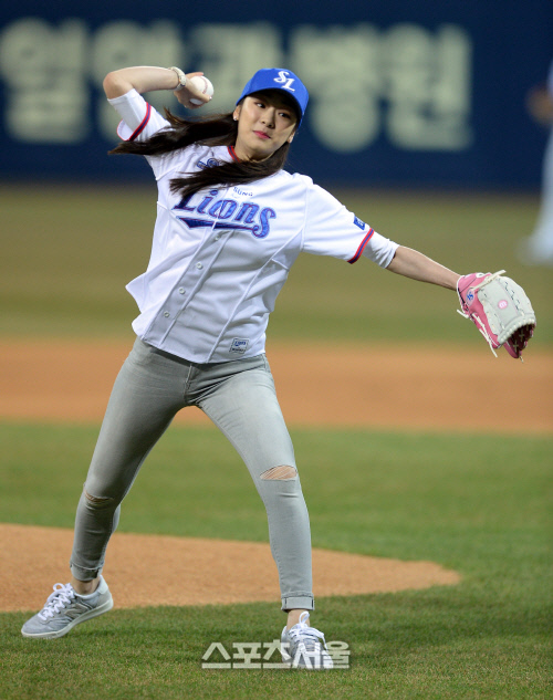 [SS포토]힘차게 시구하는 김연아