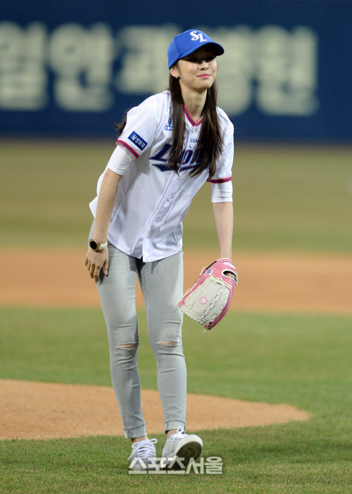 [SS포토]김연아 시구, \'스트라이크 던지고 싶었는데...\'