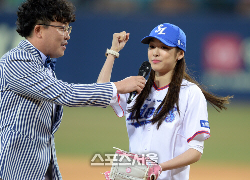 [SS포토]시구 마친 김연아, \'삼성 라이온즈 파이팅!\'