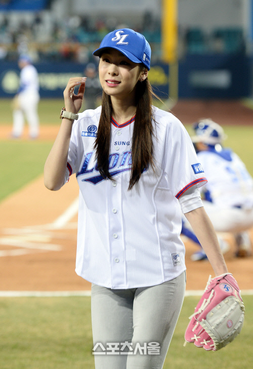 [SS포토]개막전 마운드에 오른 김연아, \'시구 끝냈어요!\'