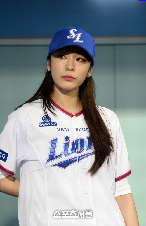 [SS포토]시구 앞둔 김연아, \'야구팬들 많이 오셨네!\'