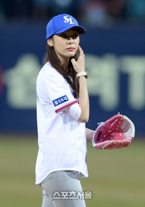 [SS포토]김연아 시구, \'머리부터 쓸어넘기고...\'