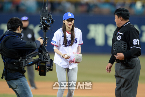[SS포토]개막전 시구 준비하는 김연아