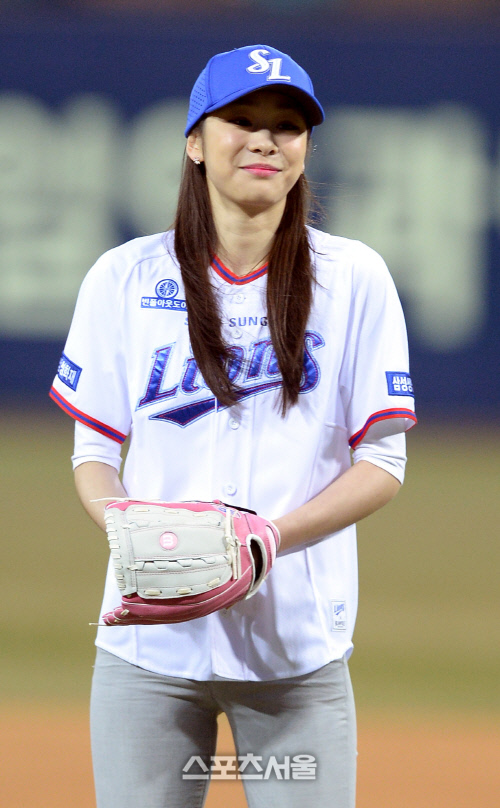 [SS포토]김연아 시구, \'일단 웃음부터\'