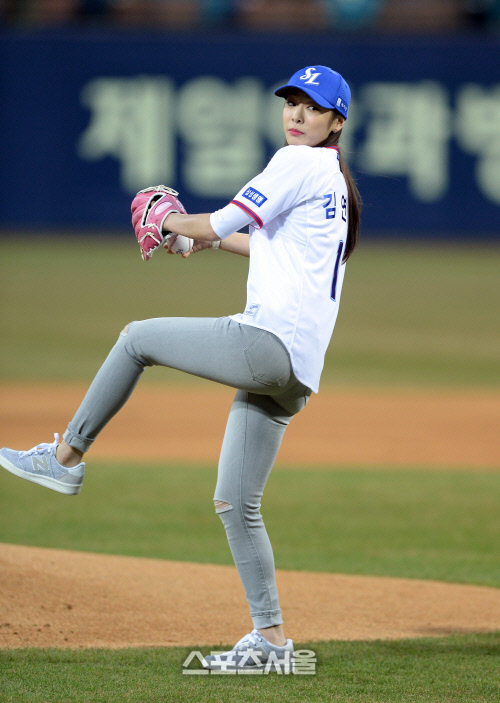 [SS포토]시구하는 김연아, \'킥 올라갑니다!\'