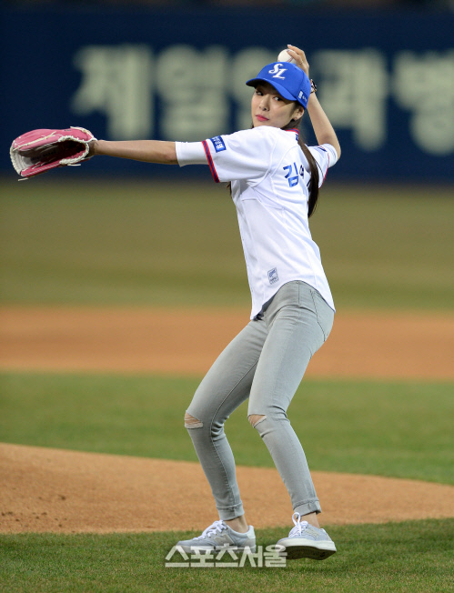 [SS포토]피겨 여왕 김연아의 우아한 시구
