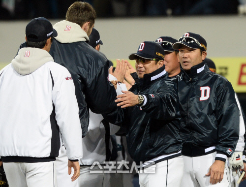두산 김태형 감독, \'니퍼트 승리 축하해!\'
