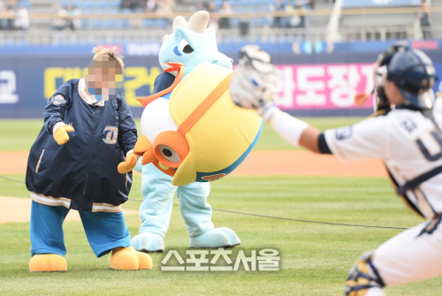 [SS포토]뽀로로의 동심 파괴 시구?