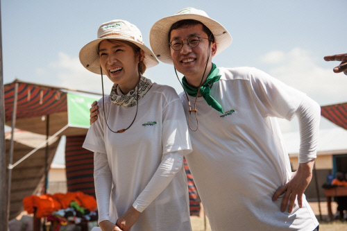 '얼굴이 표!' 정치인 가족 송일국, 이하늬 특급어시스트