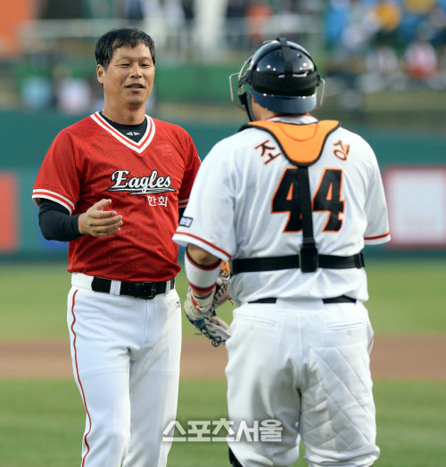 [SS포토] 한화 구대성과 조인성의 악수, 합성 사진이 아니야~