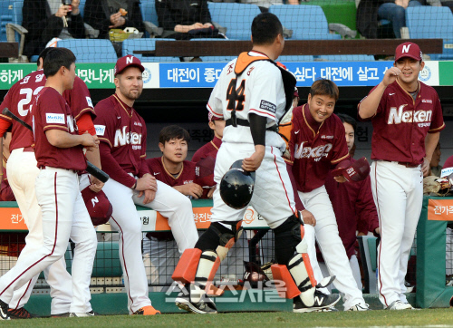[SS포토] 한화 조인성, 넥센 후배들의 인사 받으며 개막전 준비!
