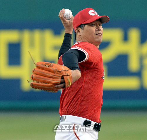 [SS포토] 구대성, 대전 구장에서 다시 공을 던질 줄이야~