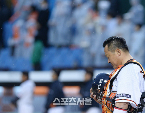 [SS포토] 한화 조인성, 2연승을 향한 기도?