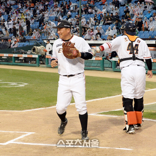 [SS포토] 한화 조인성, 오늘 포수는 김태균에게?