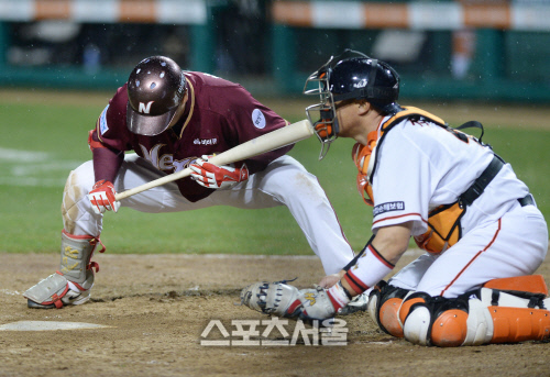 [SS포토] 한화 조인성, 빗속 포구에 힘겨운 사투!