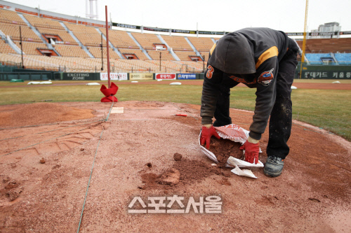 롯데 사직구장 내야 흙교체