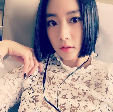 "근접사진에도 굴욕 無"…클라라, 미모가 다한 똑단발