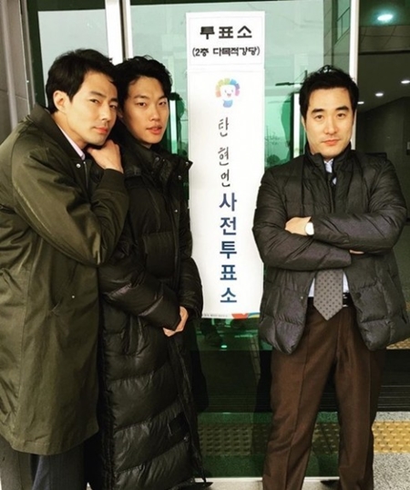 '은혜로운 투샷'…조인성, 류준열 어깨에 살포시