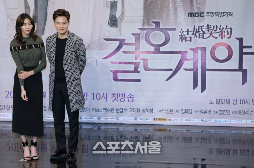 [SS포토] 이서진과 유이, 결혼계약 했어요~