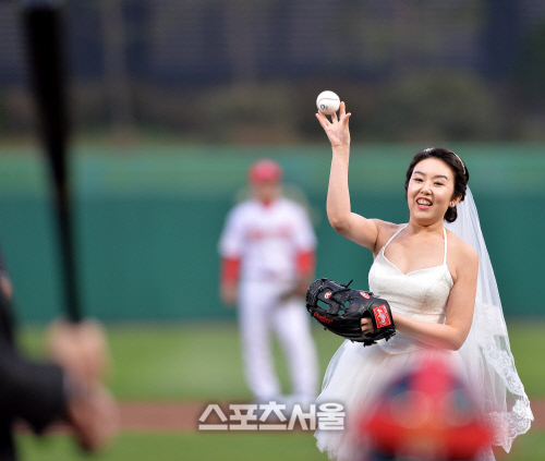 웨딩드레스 입고 시구나선 강수민 씨[SS포토]