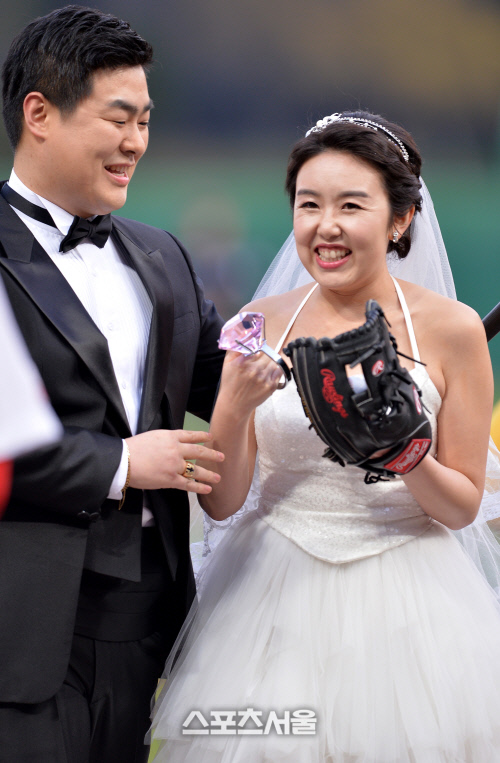 웨딩드레스로 시구시타나선 커플 '거대한 다이아몬드 반지에..'[SS포