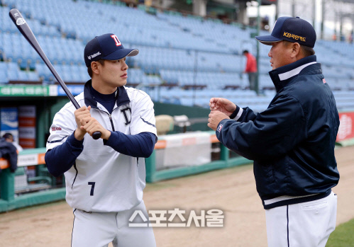 [SS포토]박철우코치에게 특타를 자청하는 민병헌, \'하는 짓이 이쁘죠~\'