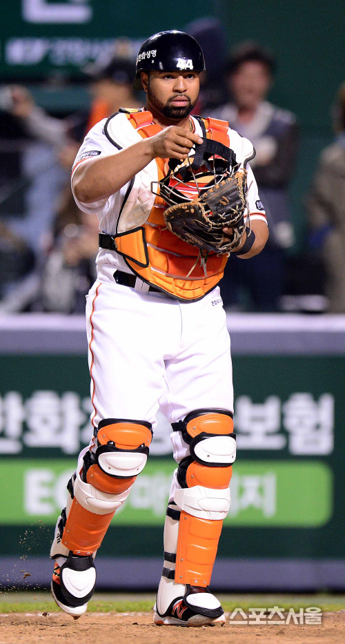 [SS포토]포수마스크를 쓴 로사리오, \'철벽 블로킹을 보여주겠어~\'