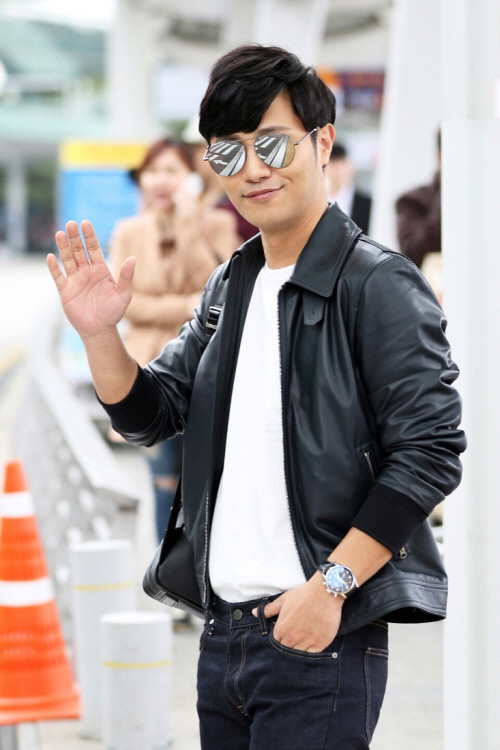 진구, 선글라스 공항패션 종결! ‘정말 멋있지 말입니다!’ (1)
